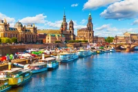 Die Elbe in Dresden: Ein malerischer Hafen mit Flusskreuzfahrten und historischer Stadtlandschaft.