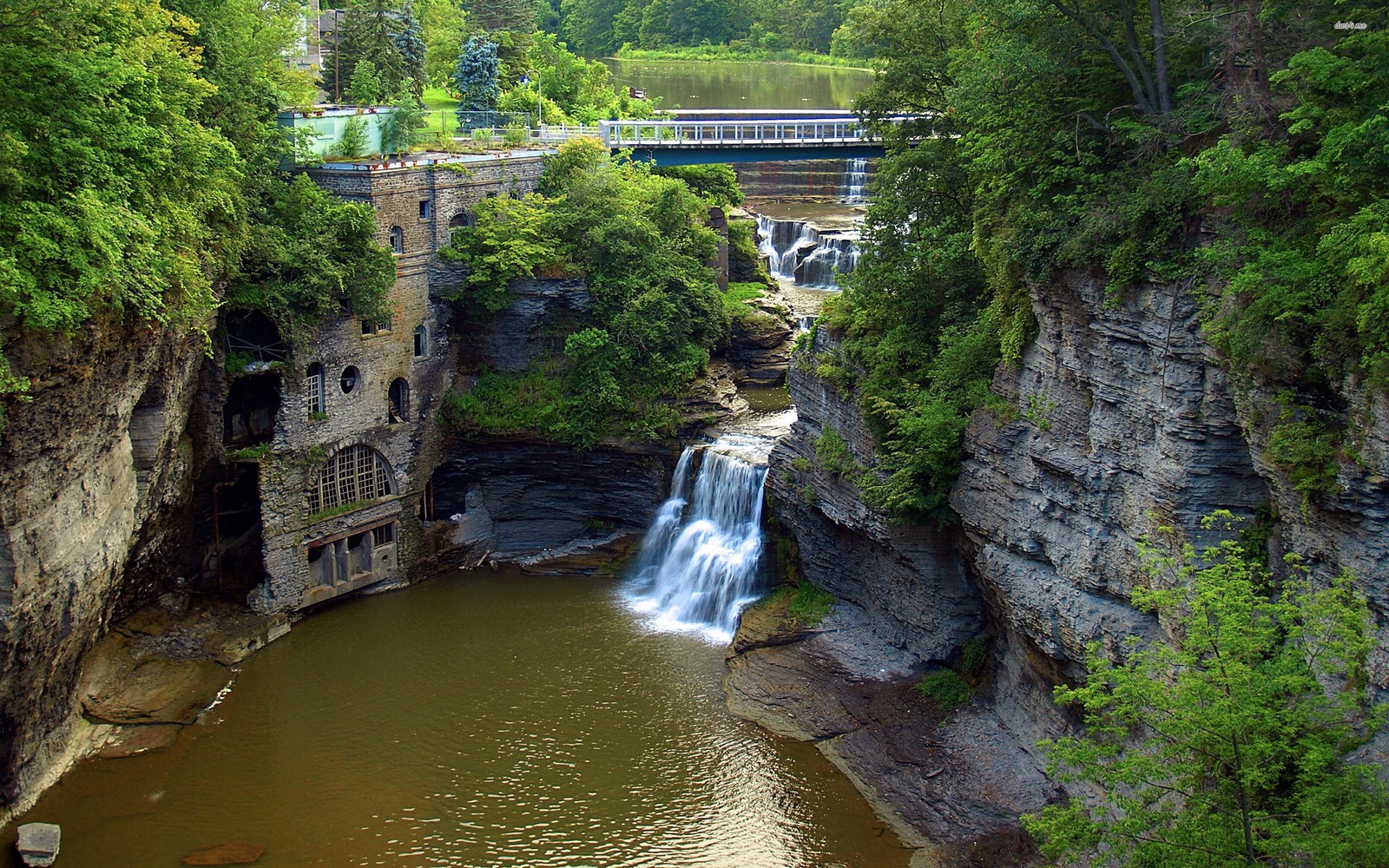 Cascade célèbre dans un canyon avec un pont et un pont en arrière-plan (nature, ressources en eau, la cascade, réserve naturelle, plan deau)