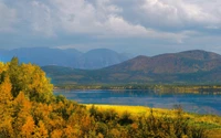 Serenidade de Outono: Uma Paisagem Tranquila das Terras Altas com Montanhas e Águas Reflexivas