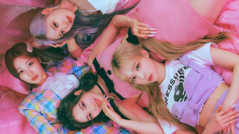 Un gros plan d'un groupe de filles allongées sur un lit (aespa, kpop, 에스파, k pop, filles)