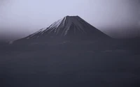 Majestuoso estratovolcán envuelto en la niebla matutina