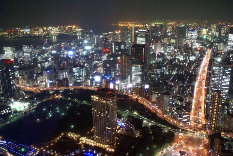 Арабский вид города ночью с рекой, протекающей через него (токио, tokyo, токийская башня, tokyo tower, городской пейзаж)