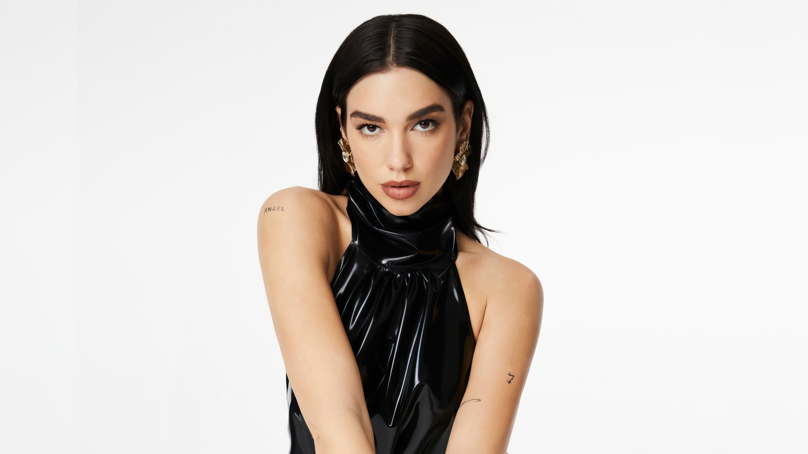 Une femme en robe noire posant pour une photo (dua lipa, anglais, chanteur, womnen, filles)