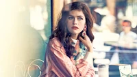 Retrato elegante de Alexandra Daddario em um ambiente chique