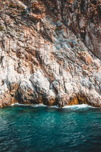 Türkises Wasser an der rauen Klippenküste