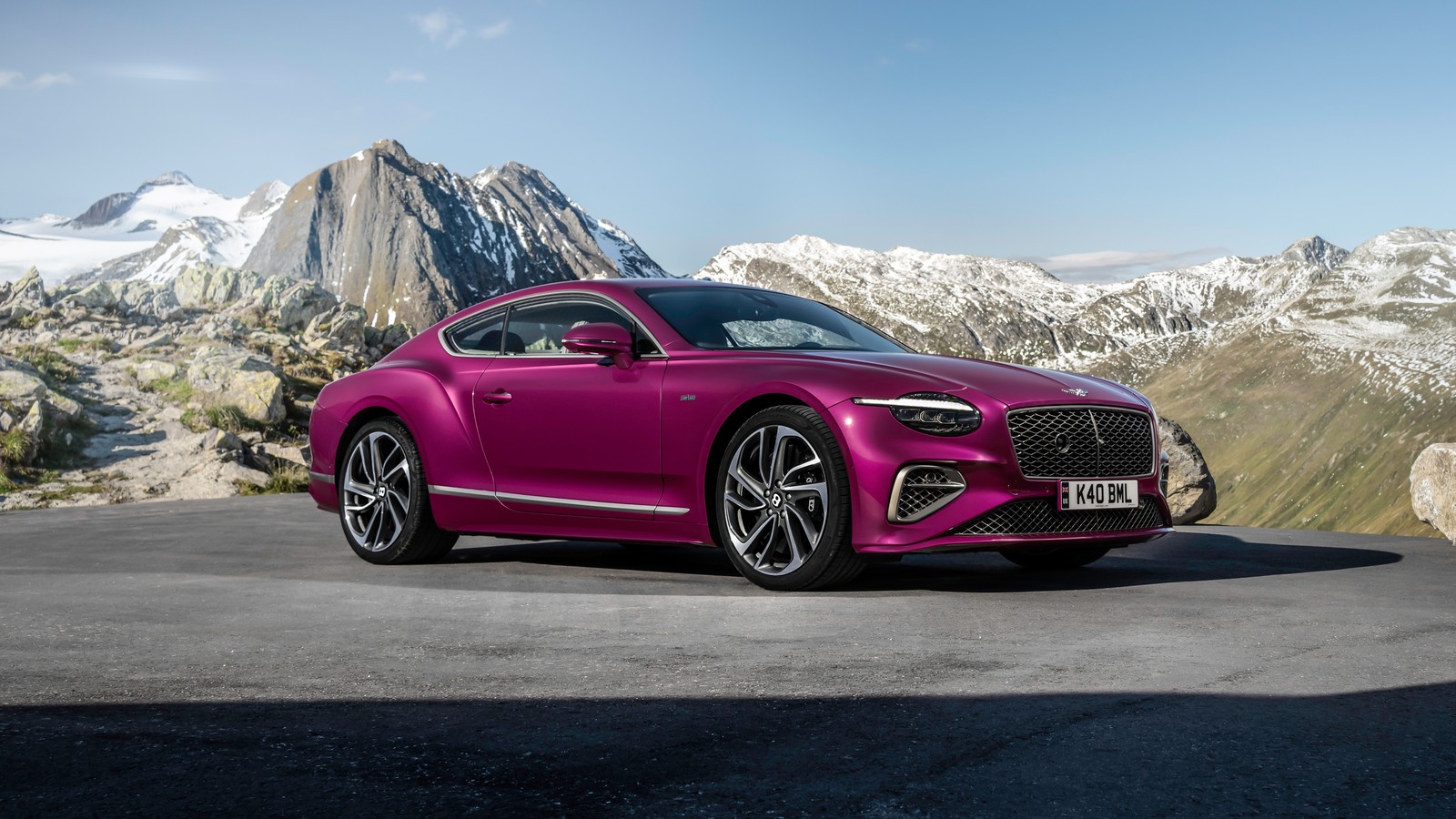 O novo coupé bentley é mostrado na cor rosa (bentley continental gt speed, estética roxa, 2024, ao ar livre, carros)