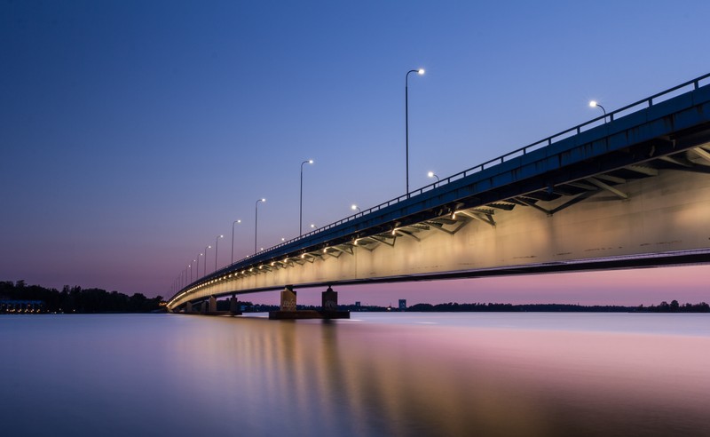 Арабский мост над водоемом на закате с включенными огнями (хельсинки, helsinki, ночь, мост, вода)