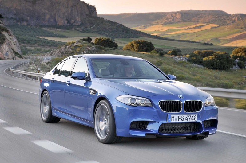 Синий bmw m5 едет по дороге с горами на фоне (bmw, bmw 5 series, машина, представительский автомобиль, роскошный автомобиль)