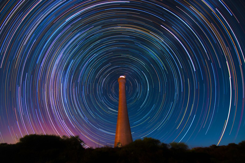 Вид на маяк с звездным следом в небе (guilderton lighthouse, австралия, звездные следы, ночное время, круговой)