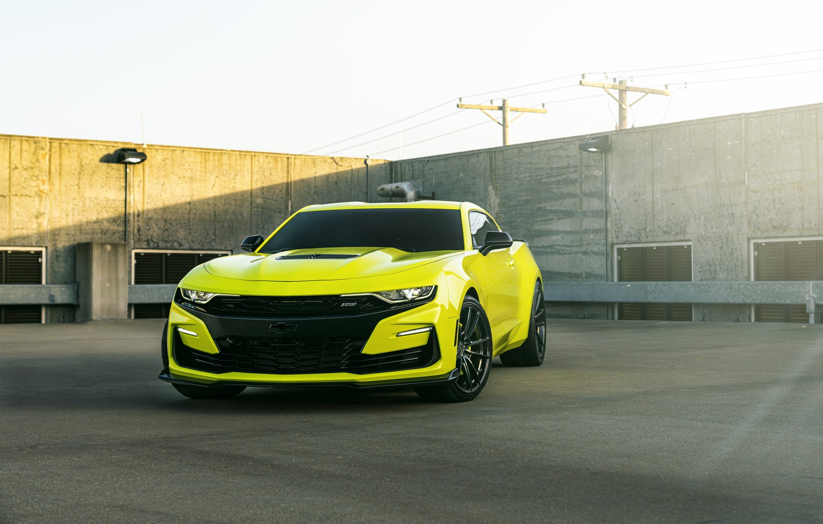 Un primer plano de un chevrolet camaro amarillo estacionado en un estacionamiento (chevrolet camaro, 5k, 8k, coches, fondo de pantalla 4k)