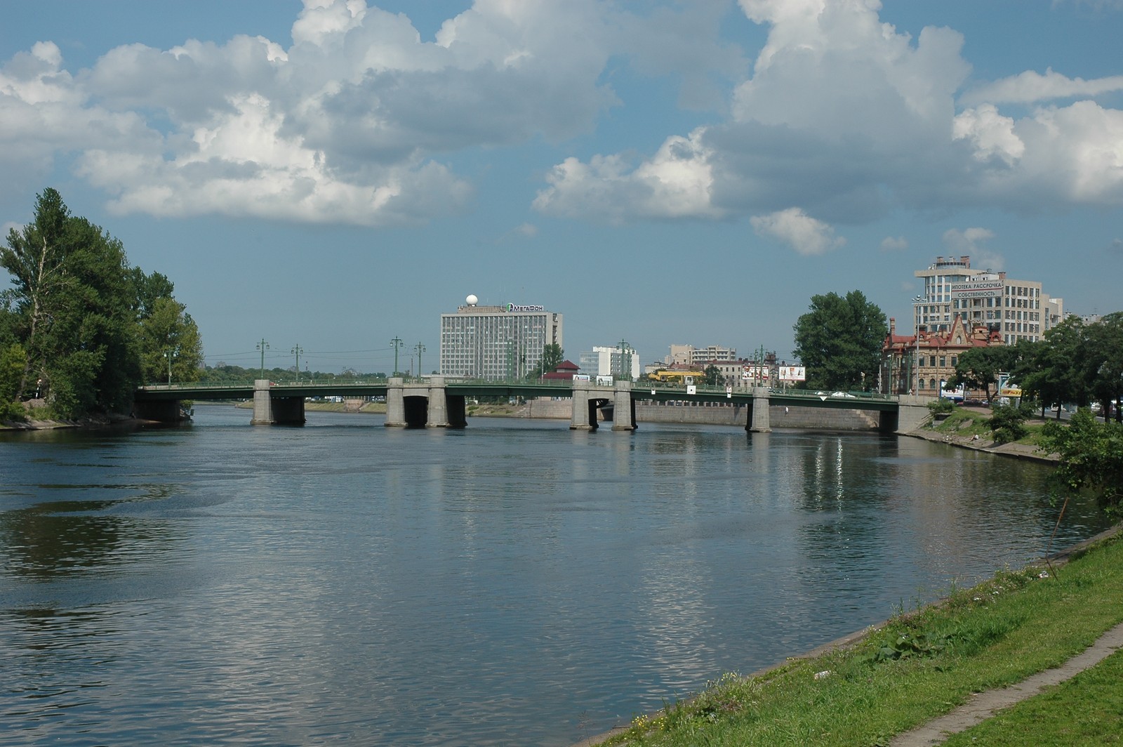 Es gibt einen fluss mit einer brücke darüber. (fluss, brücke, wasserressourcen, wasser, wasserstraße)