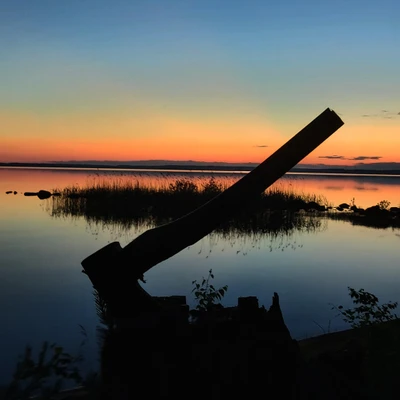 Réflexion tranquille du crépuscule sur un lac serein