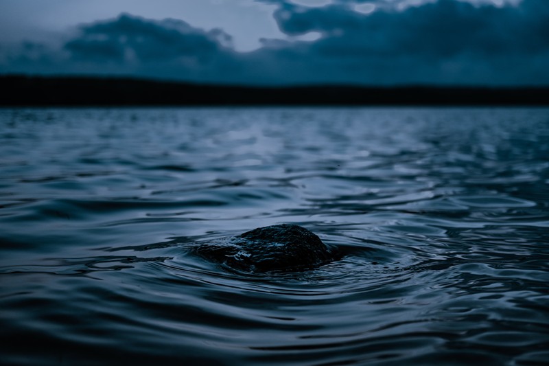 Крупный план камня посреди водоёма (волновой ветер, океан, облако, небо, кабина)