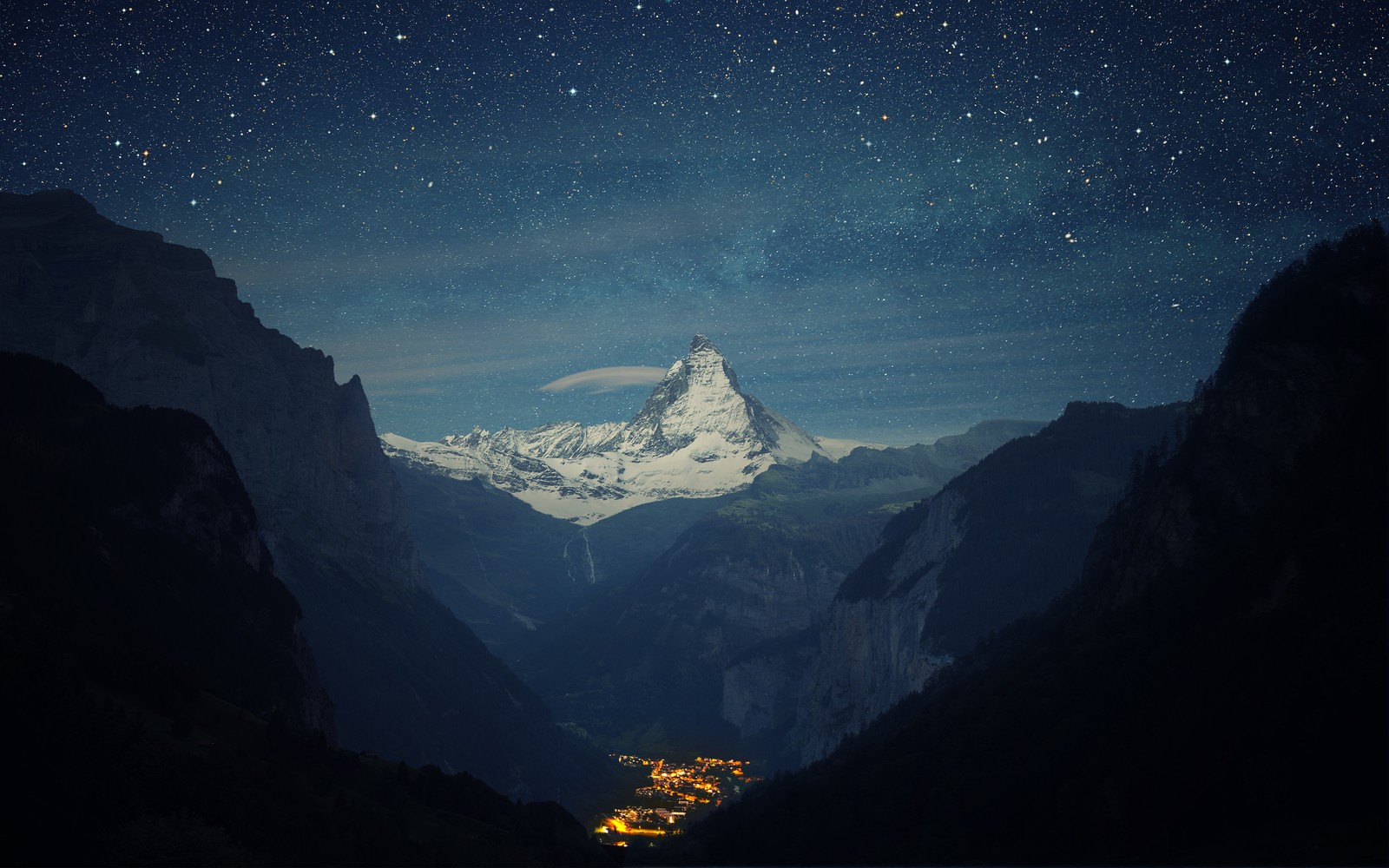 Montanhas com uma cadeia montanhosa e uma cidade iluminada à noite (matterhorn, lauterbrunnen valley, pico da montanha, tempo noturno, céu estrelado)