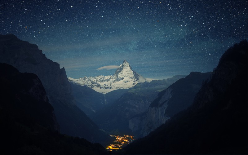 Горы с горным хребтом и городом, освещенным ночью (маттерхорн, matterhorn, lauterbrunnen valley, вершина горы, ночное время)