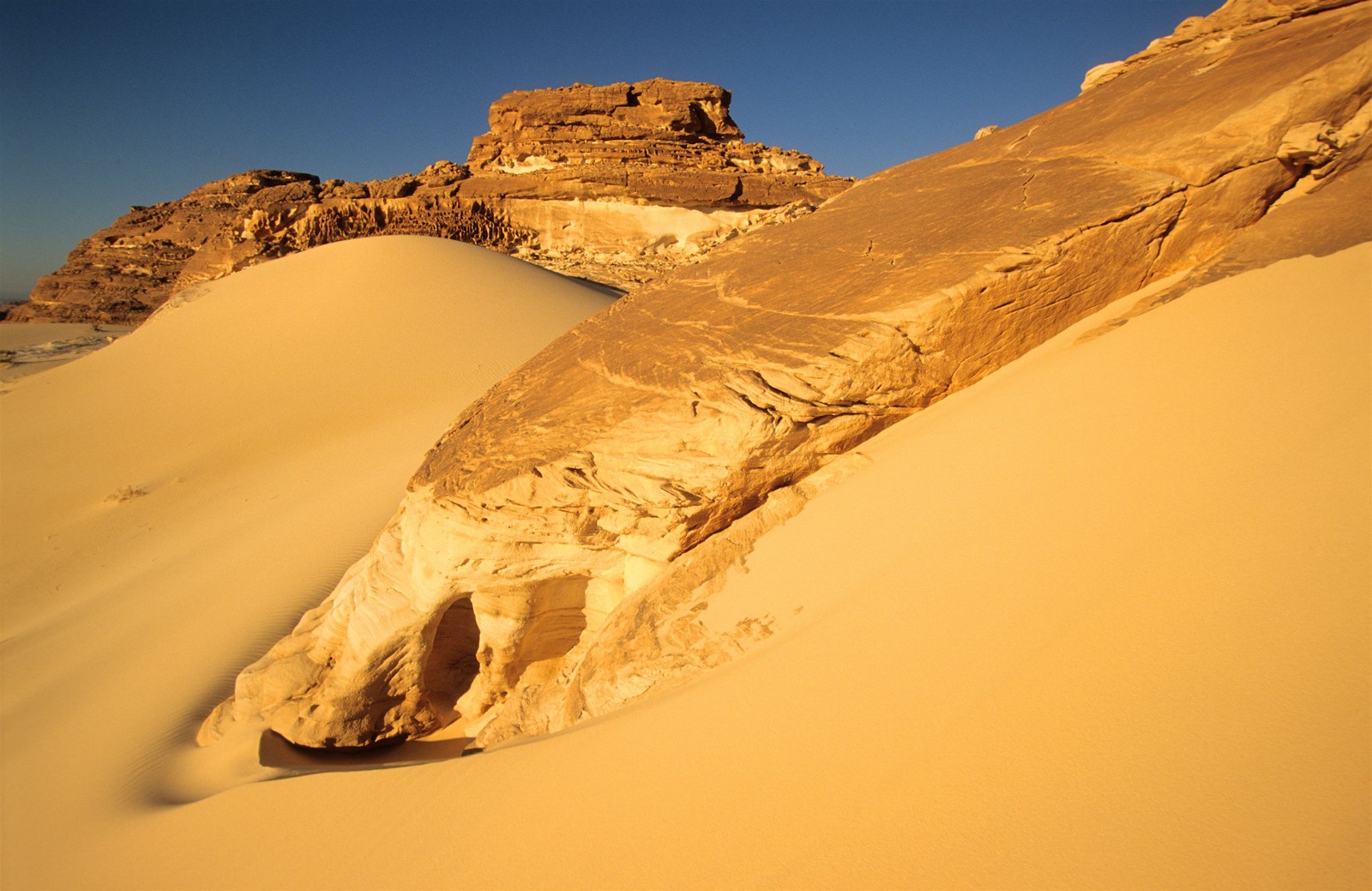 Hay una gran roca en medio de un desierto (roca, erg, arena cantante, desierto, duna)