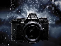 Olympus OM-D Kamera mit Wassertropfen in dynamischer Beleuchtung