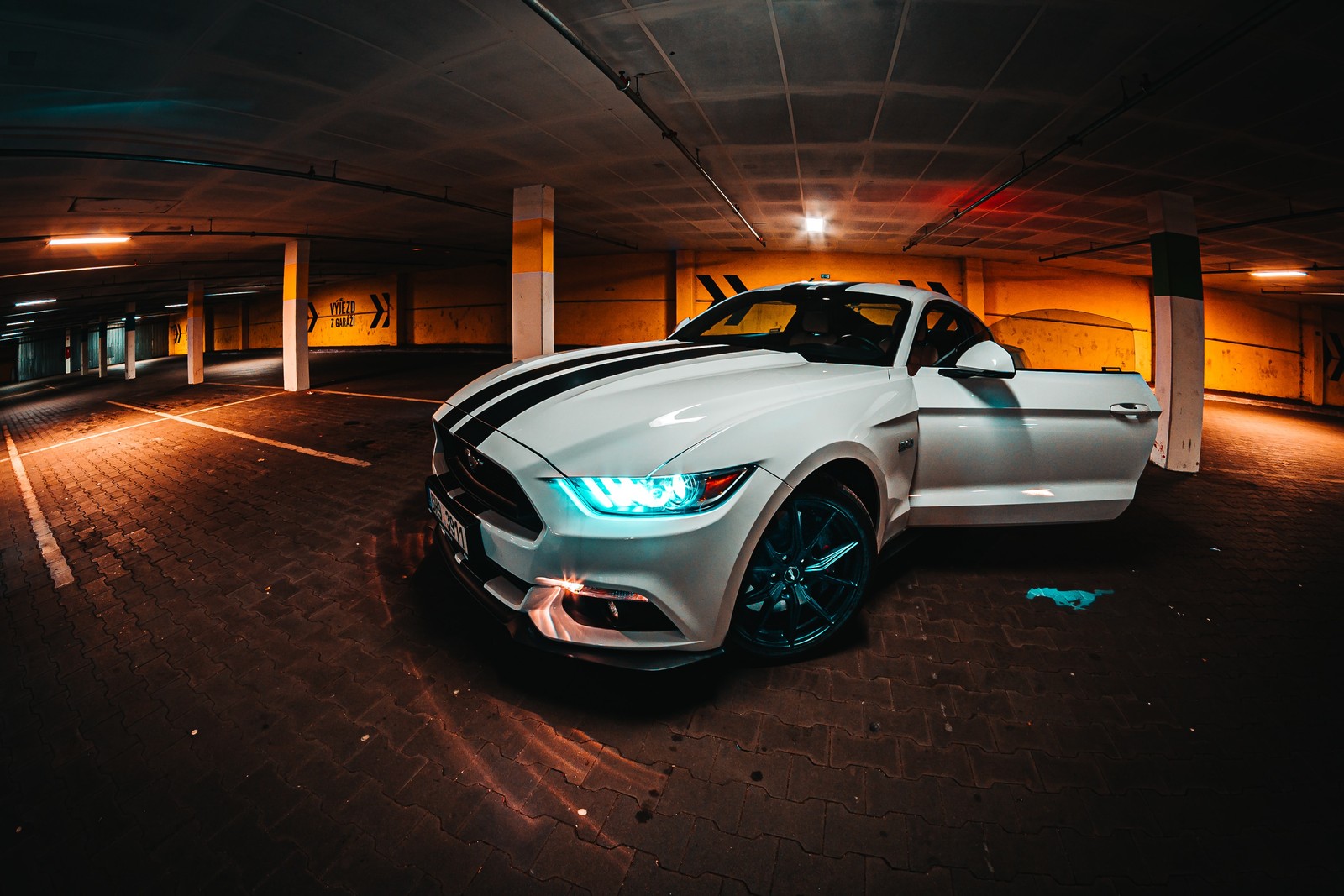 Ein weißer mustang steht in einer parkgarage mit einem hellen licht auf der motorhaube (ford mustang, ästhetisch, nacht, cellar, autos)