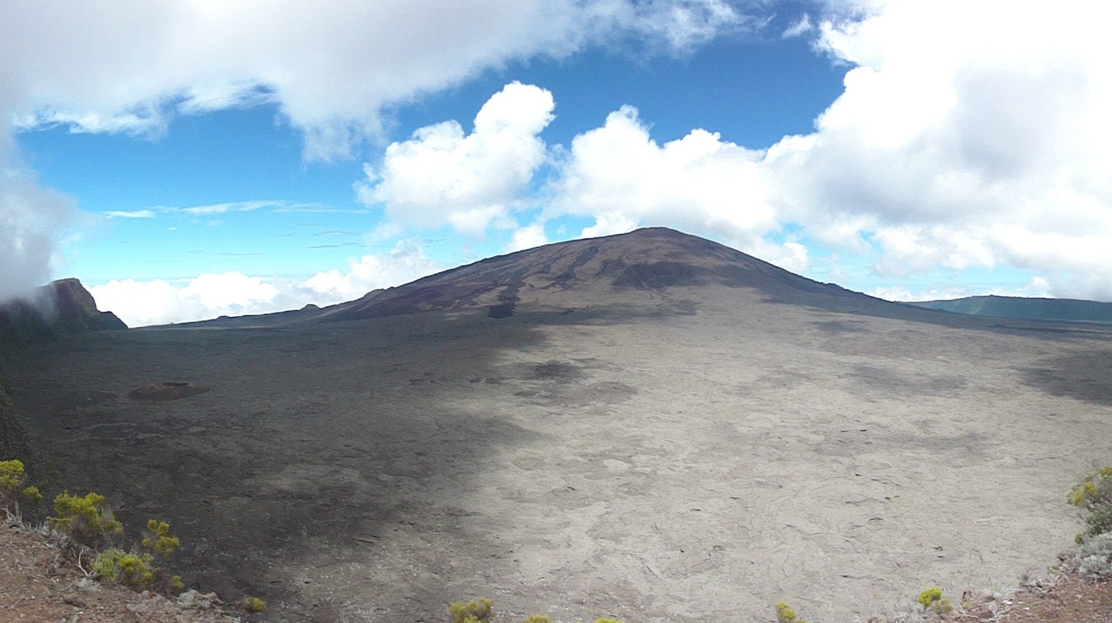 Descargar fondo de pantalla cresta, volcán, montaña, tierras altas, colina