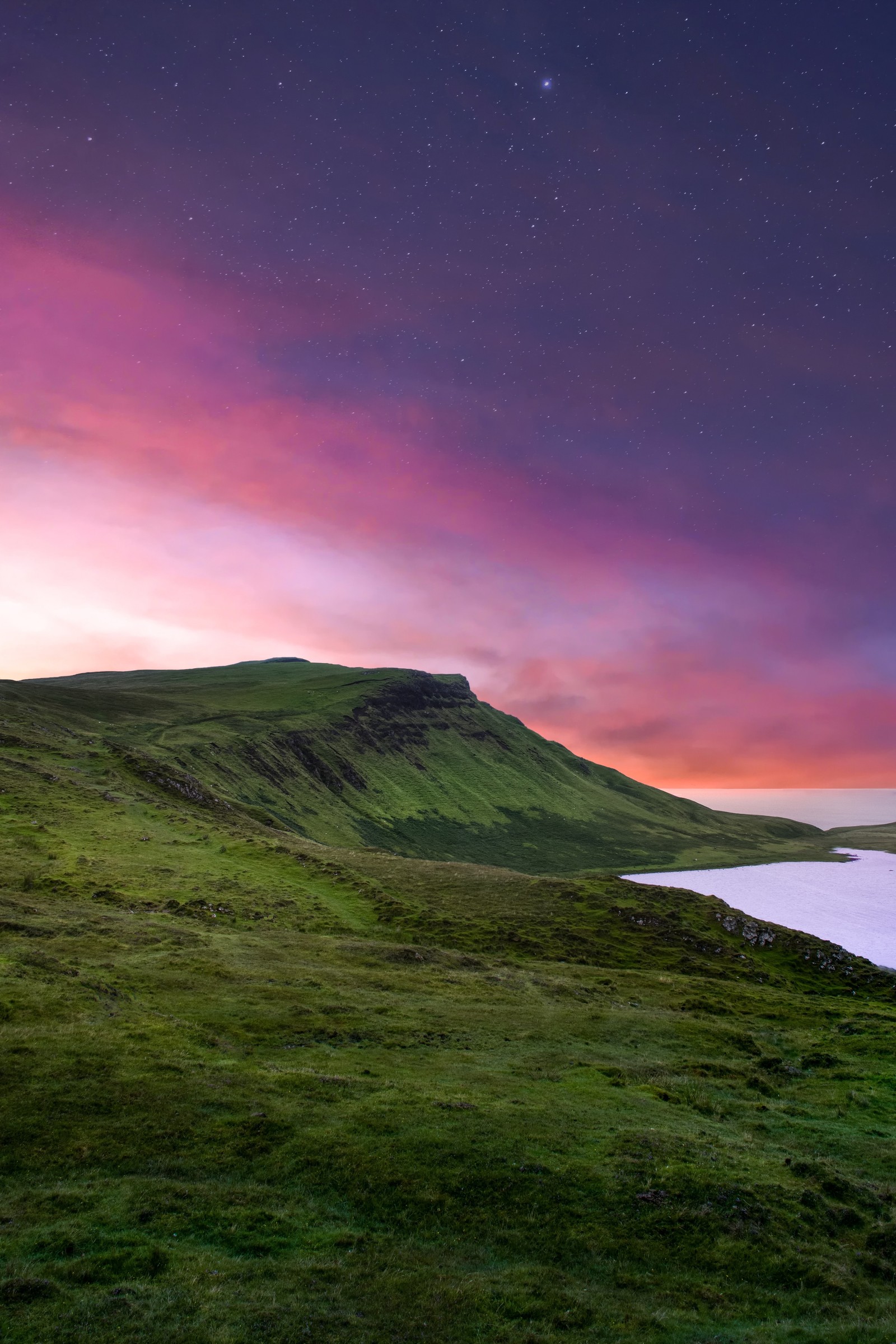 Céu roxo e rosa sobre uma montanha com um lago (isle of skye, estética, escócia, campo, costa)