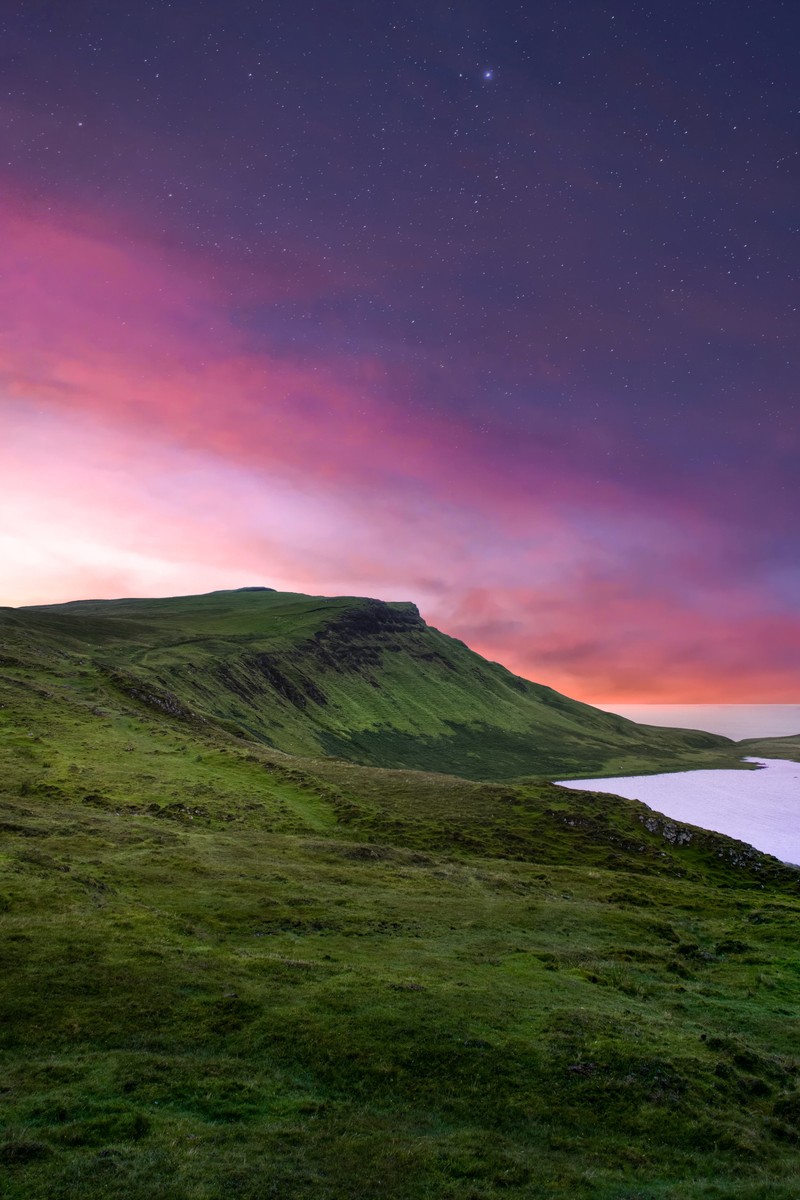 Фиолетовое и розовое небо над горой с озером (isle of skye, эстетика, шотландия, сельская местность, побережье)