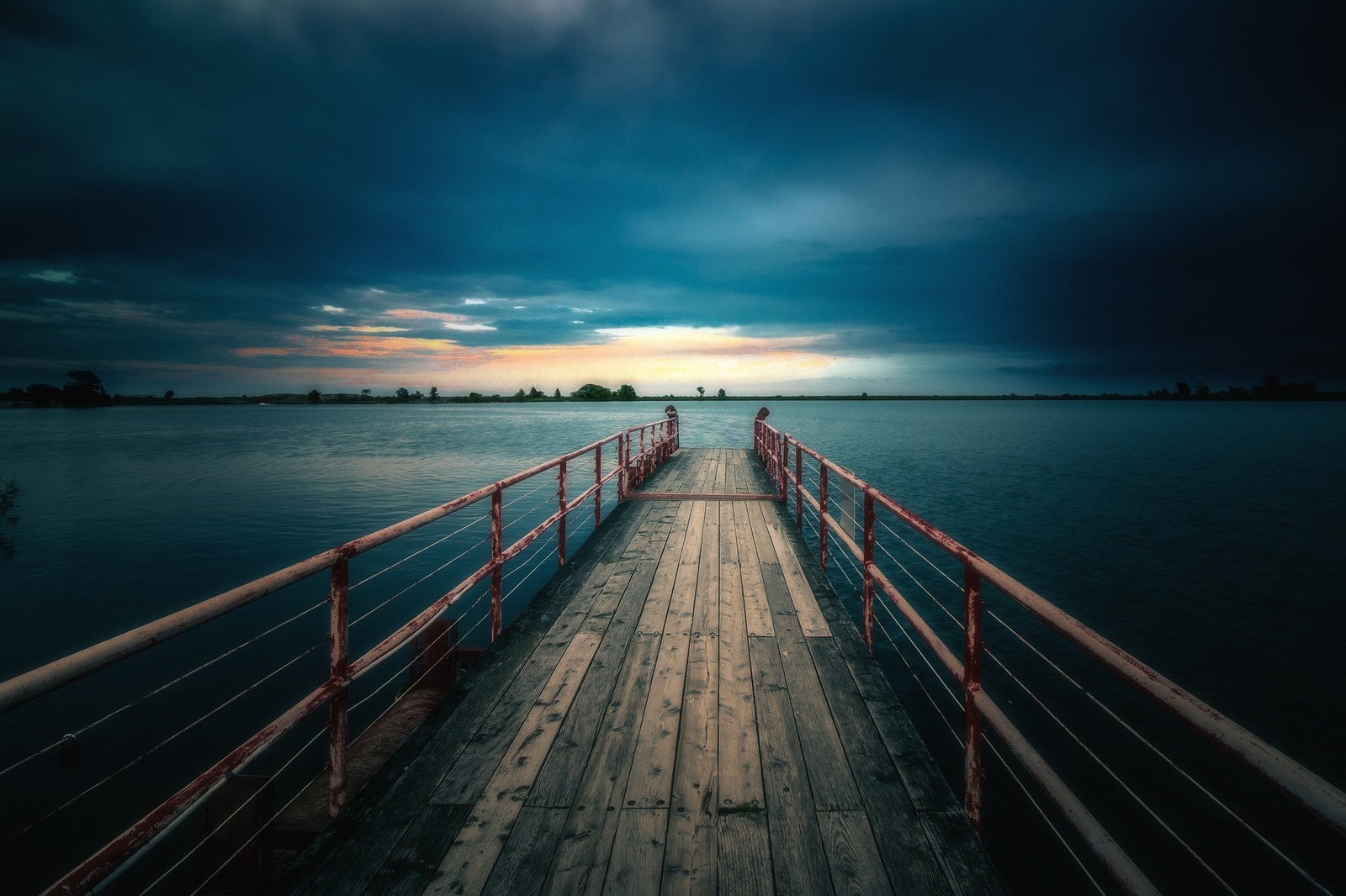 Una vista de un muelle con un cielo nublado y un cuerpo de agua (abej, beograd, paisaje, amor, puerto)