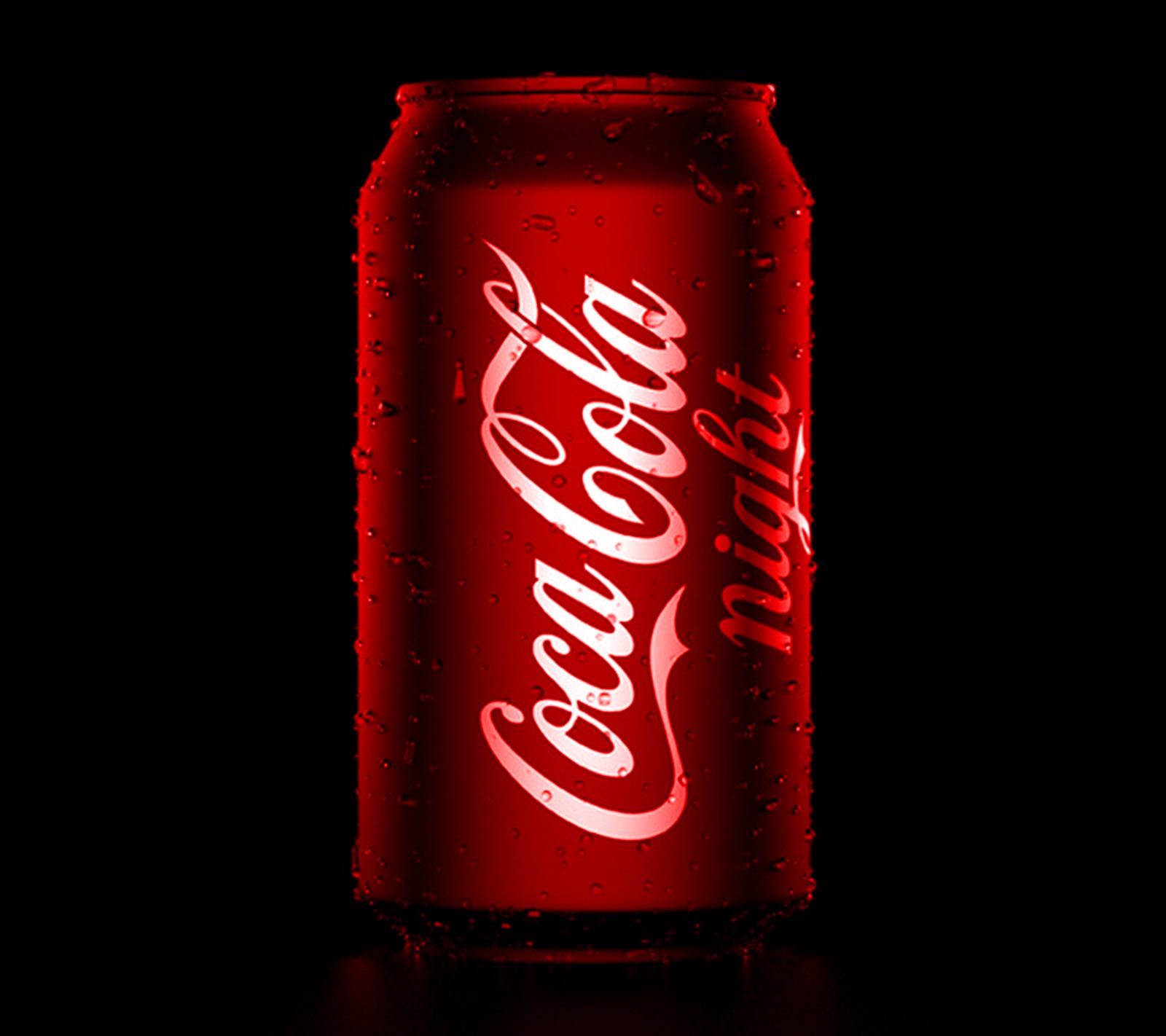 Un gros plan d'une canette de coca-cola sur fond noir (coca, cola)