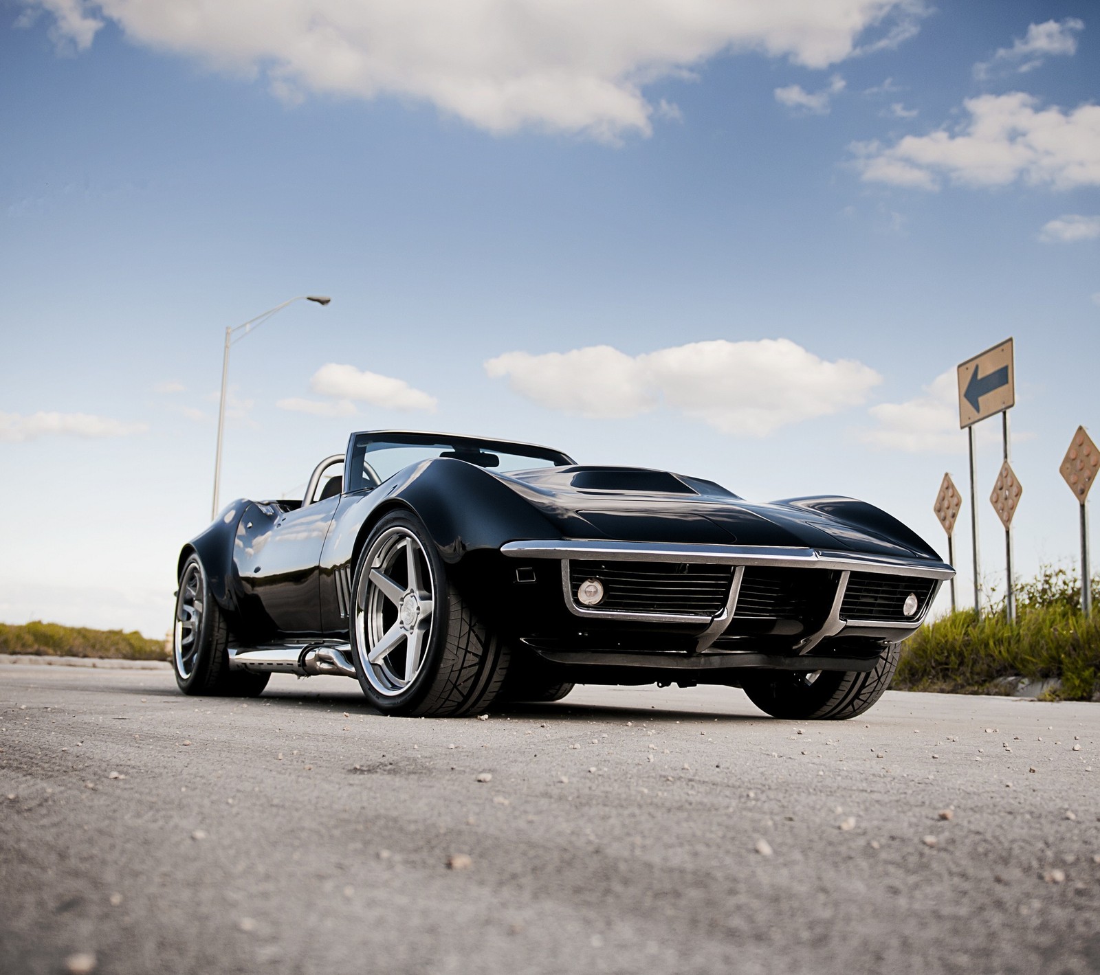 Schwarzes sportauto, das am straßenrand geparkt ist (black corvette model, chevrolet)