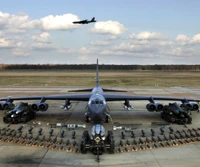 Puissance militaire américaine : bombardier B-52 et arsenal de munitions