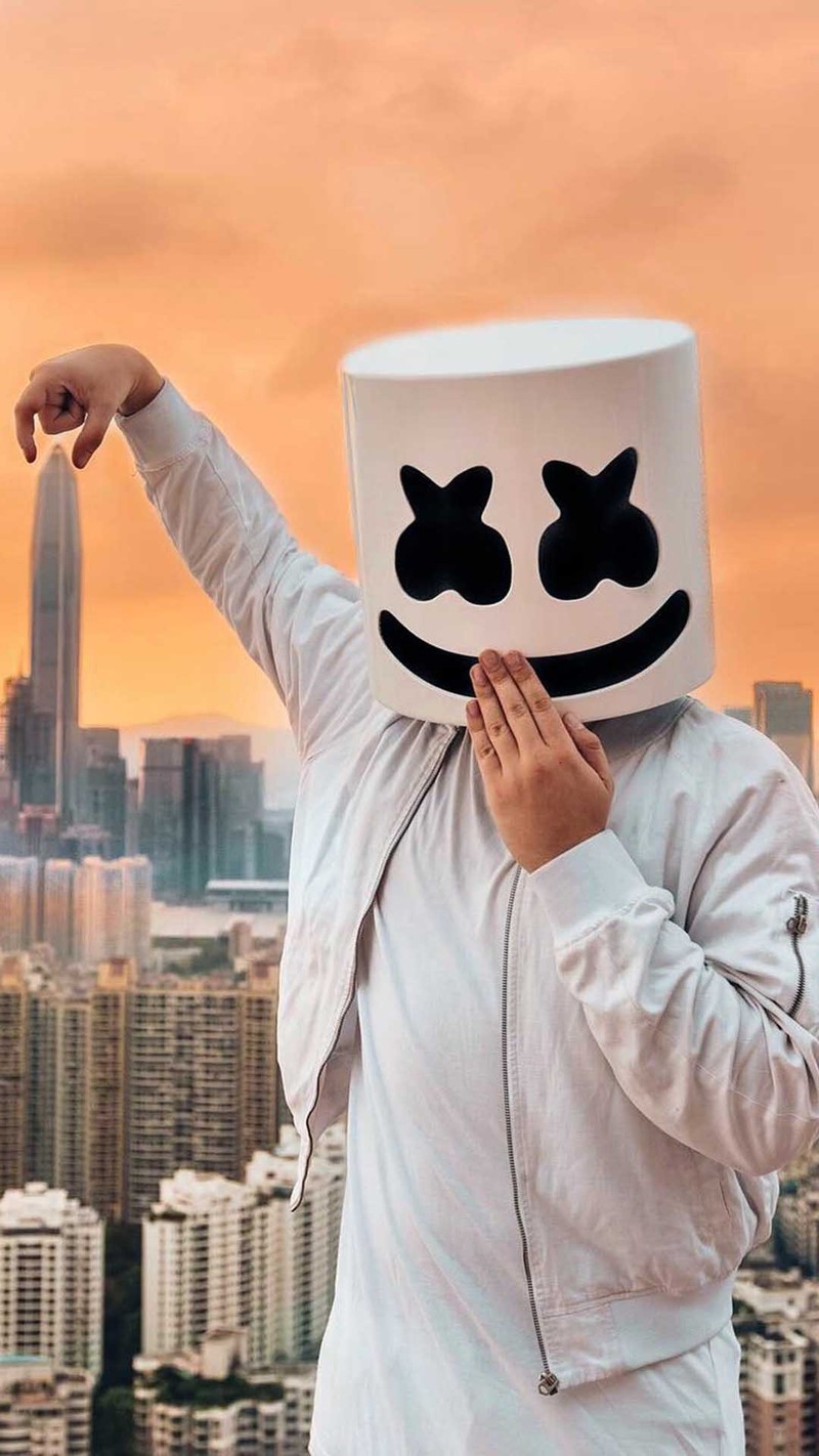 Жираф в белой куртке и белой шляпе на голове (диджей, marshmello)