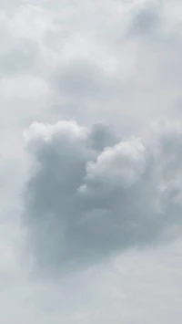 Weiche herzförmige Wolke in einem ruhigen Himmel