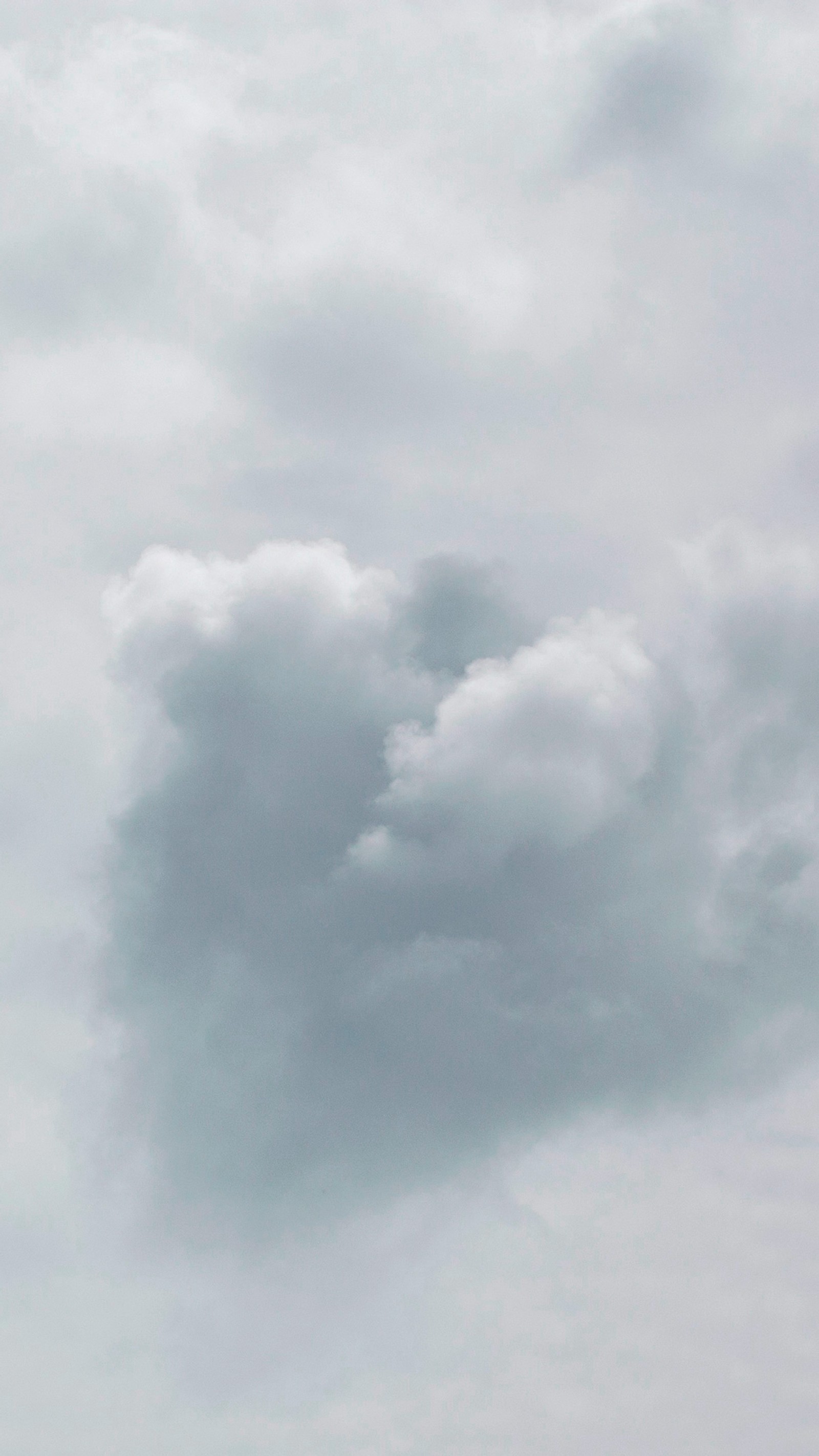 Il y a un grand nuage dans le ciel avec un avion qui passe (propre, nuage, nuages, hd, nature)