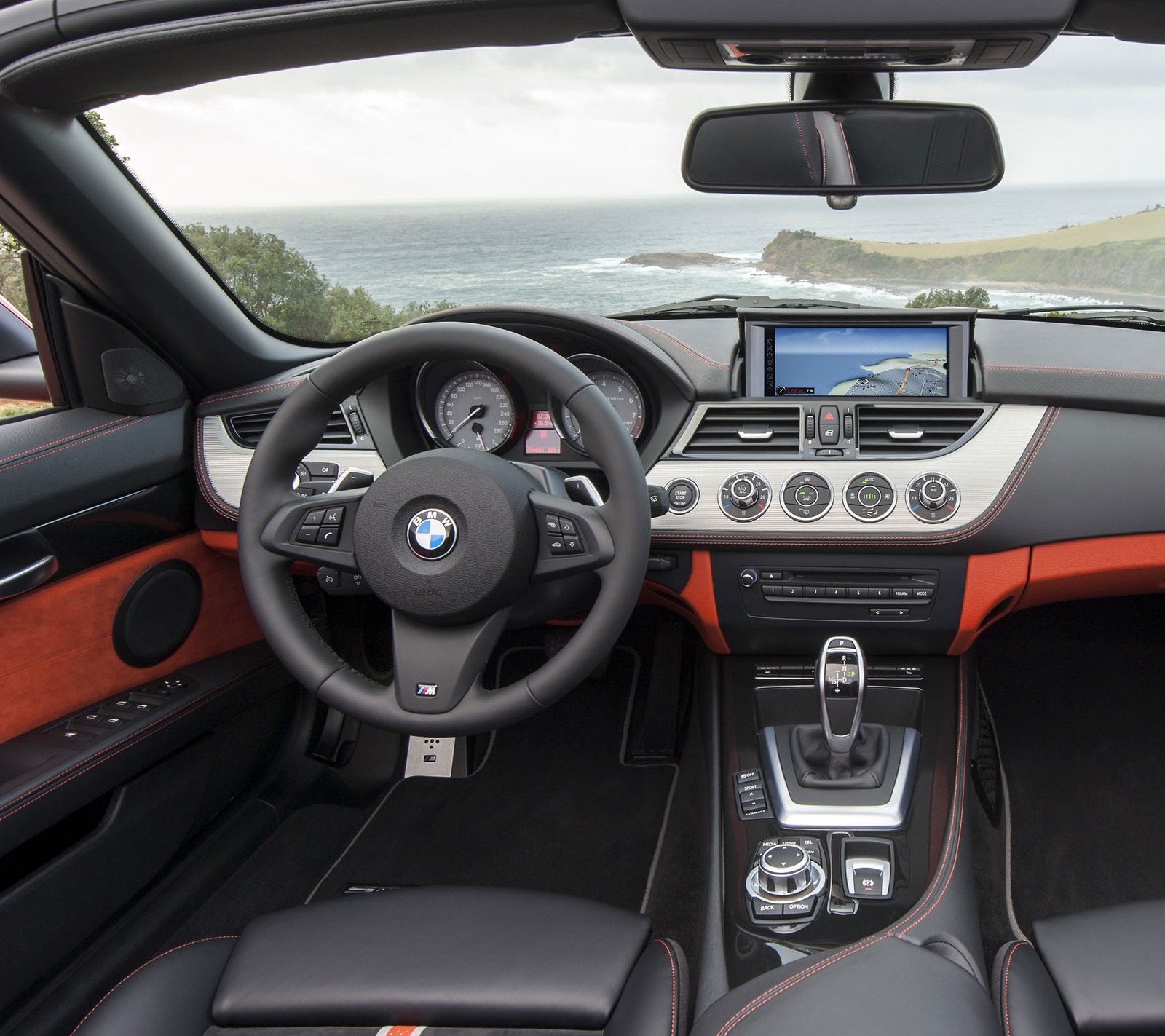 Eine nahaufnahme eines armaturenbretts mit einem lenkrad und einem dashboard (bmw, auto, z4)