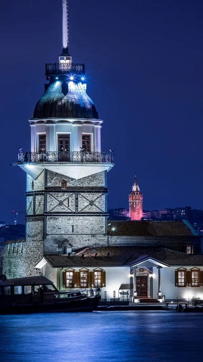 Torre de Galata iluminada: Uma vista noturna da histórica Torre da Donzela à beira-mar em Istambul