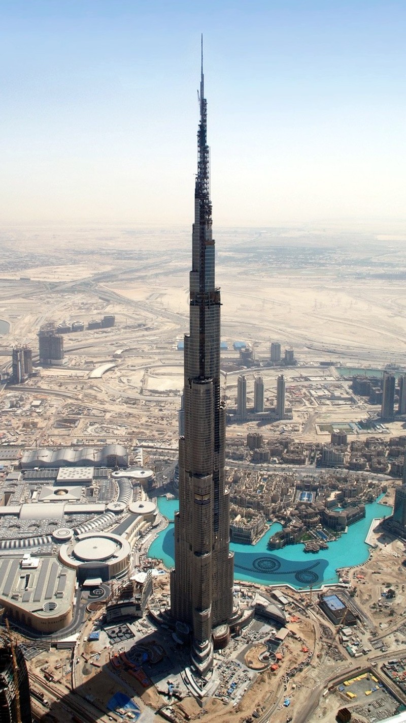 Аэрофотоснимок города с высоким зданием посередине (бурдж халифа, burj al khalifa, dubai under construction)