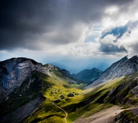 Majestätische Berglandschaft unter dramatischen Himmel (2015)