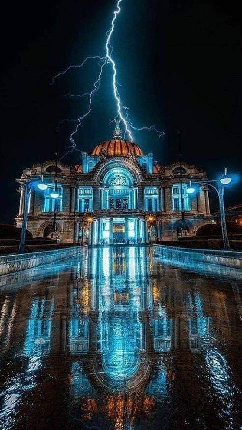 Крупный план здания с молнией на небе. (bellas artes, синий, сиити, молния, мексика)