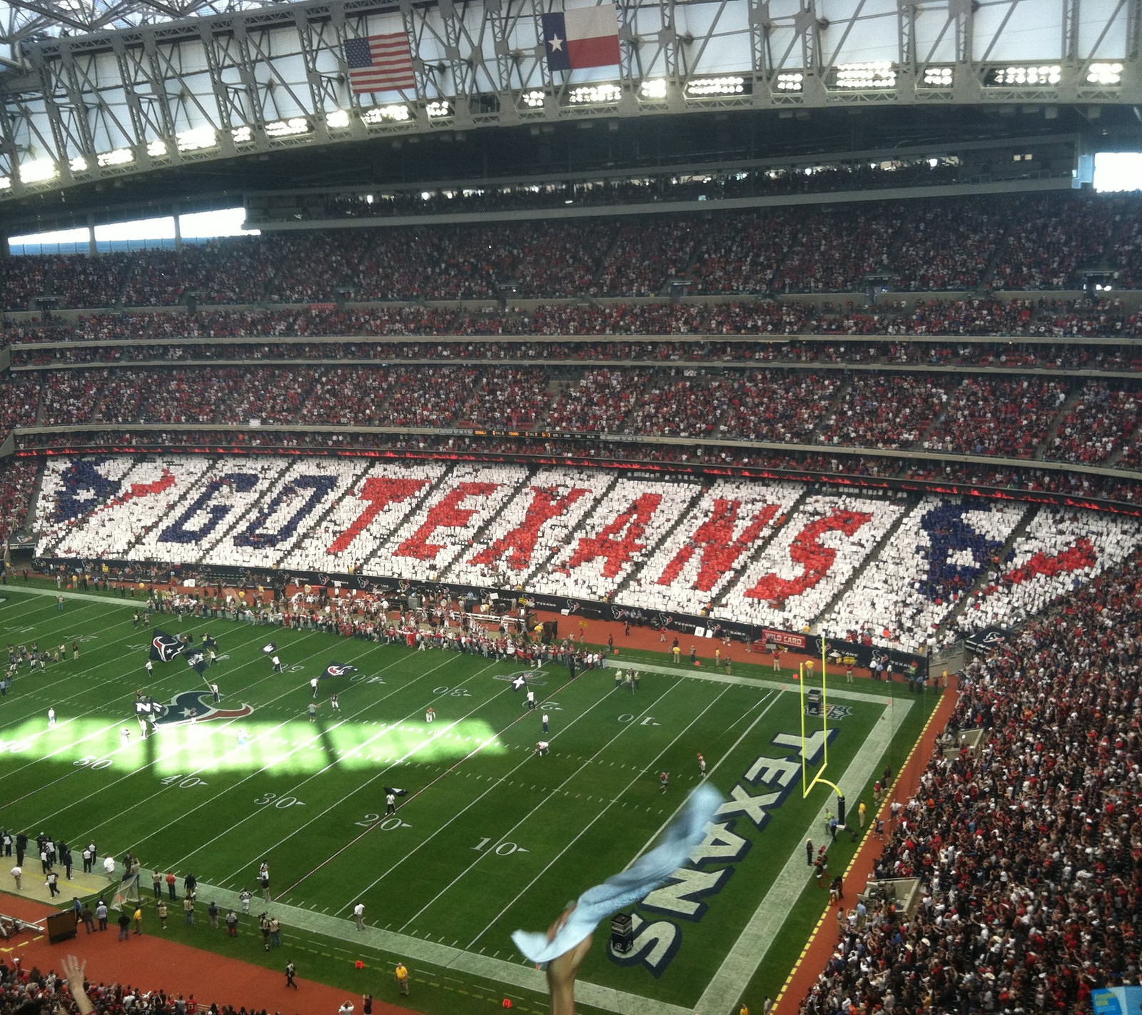 Vue aérienne d'un stade de football avec une grande bannière (houston, reliant, stade, texans)