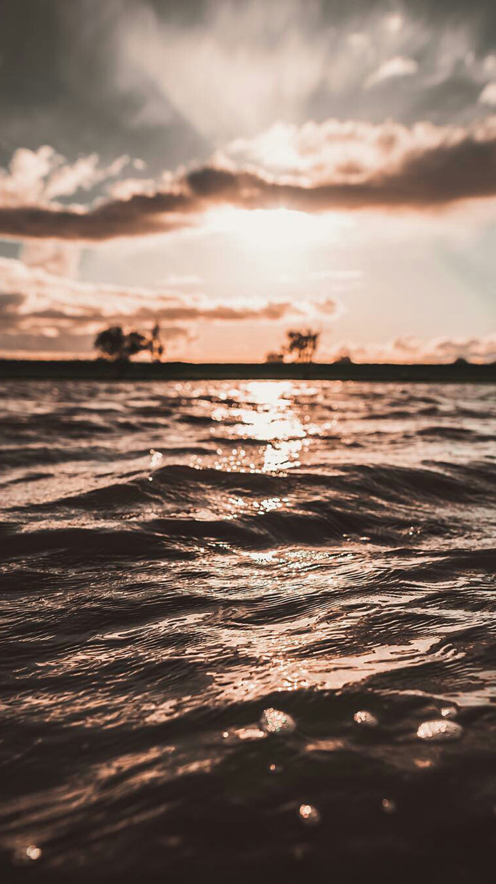 Une image d'un coucher de soleil sur l'océan avec des vagues (lac, nature, ciel, coucher de soleil, eau)