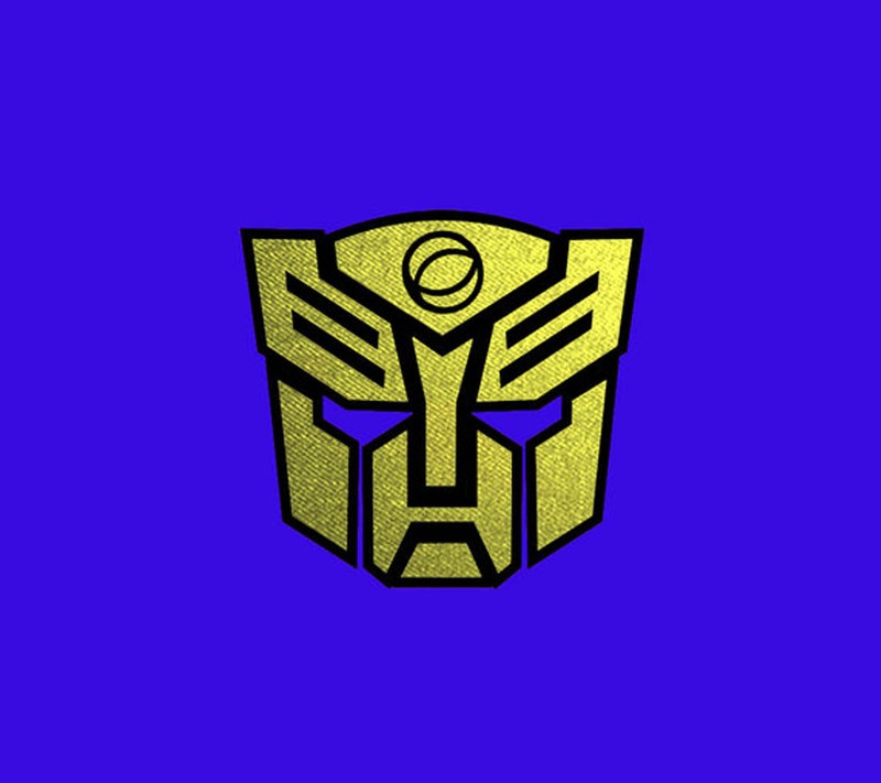 Close-up de um logotipo dourado e preto em um fundo roxo (federação, frota estelar, transformers)