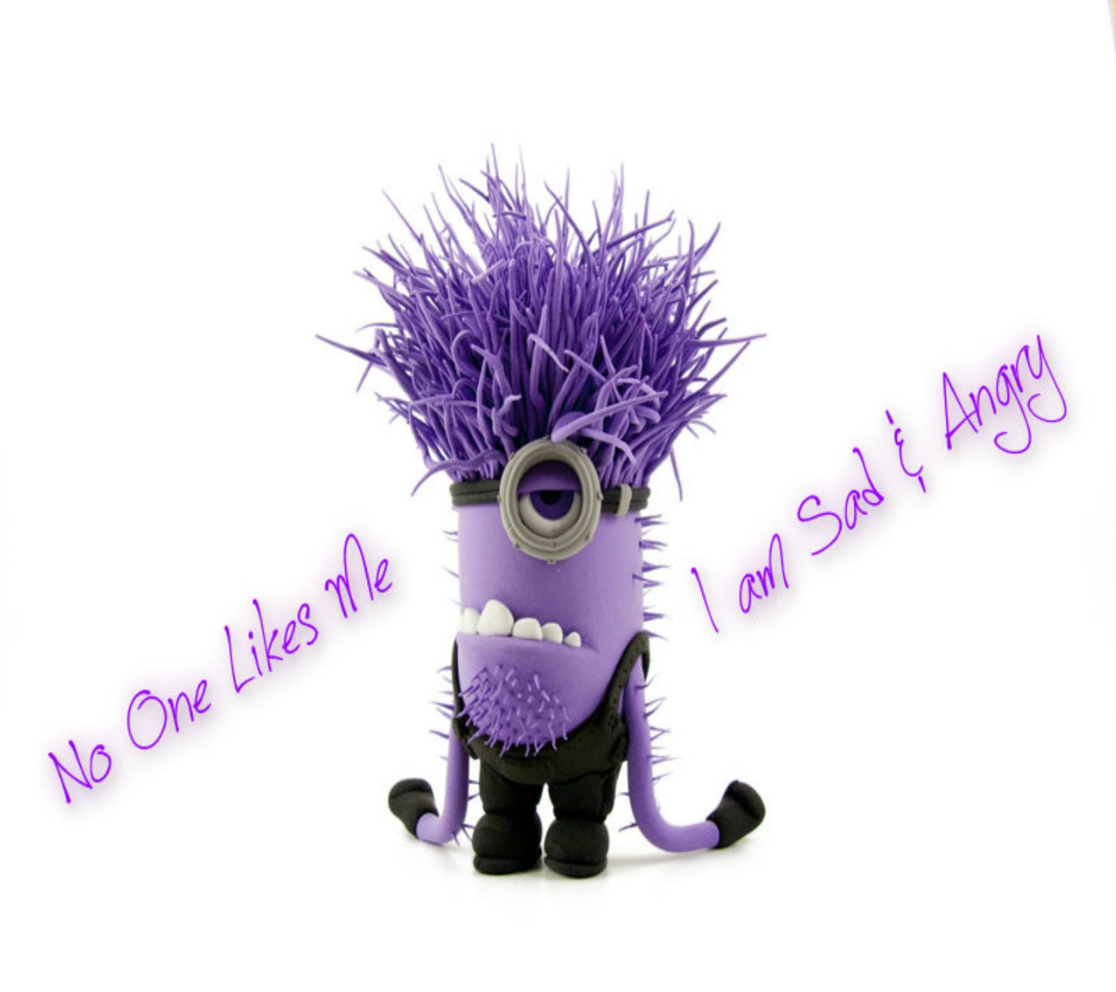 Minion púrpura con picos morados y un dicho morado (comedia, genial, lindo, despreciable, mal)