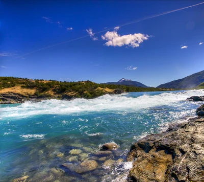 Lebendige Flusslandschaft mit majestätischen Bergen und klarem blauen Himmel