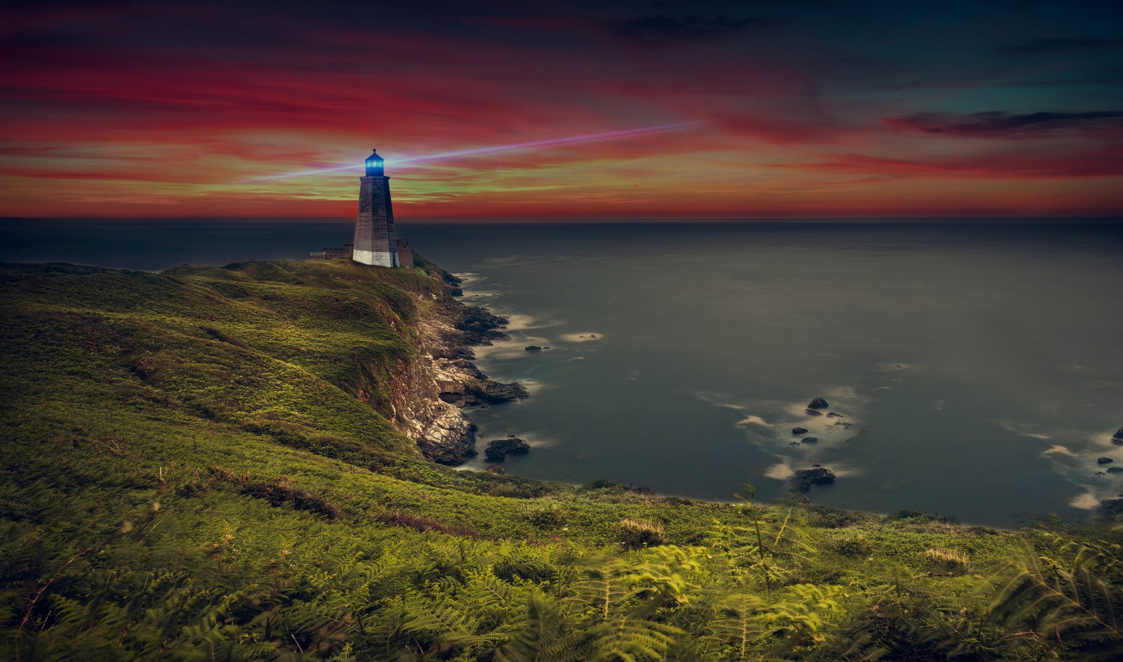 Um close em um farol em um penhasco perto do oceano (farol, linha costeira, oceano, céu roxo, anoitecer)