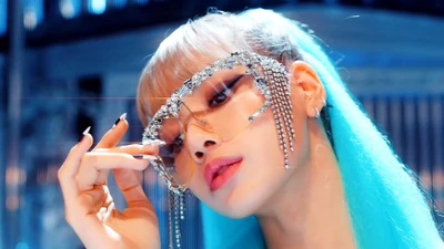 Lalisa Manoban avec des lunettes élégantes et des cheveux aqua