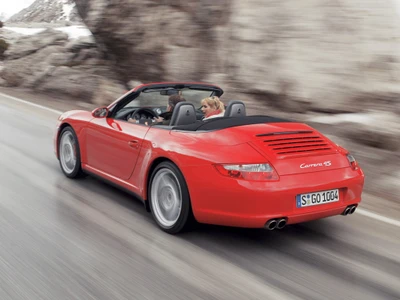 Porsche 911 Carrera S Cabriolet sur une route de montagne