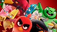 Conjunto colorido de personajes de "Angry Birds Movie 2", mostrando varios pájaros y cerdos en poses dinámicas contra un fondo vibrante.