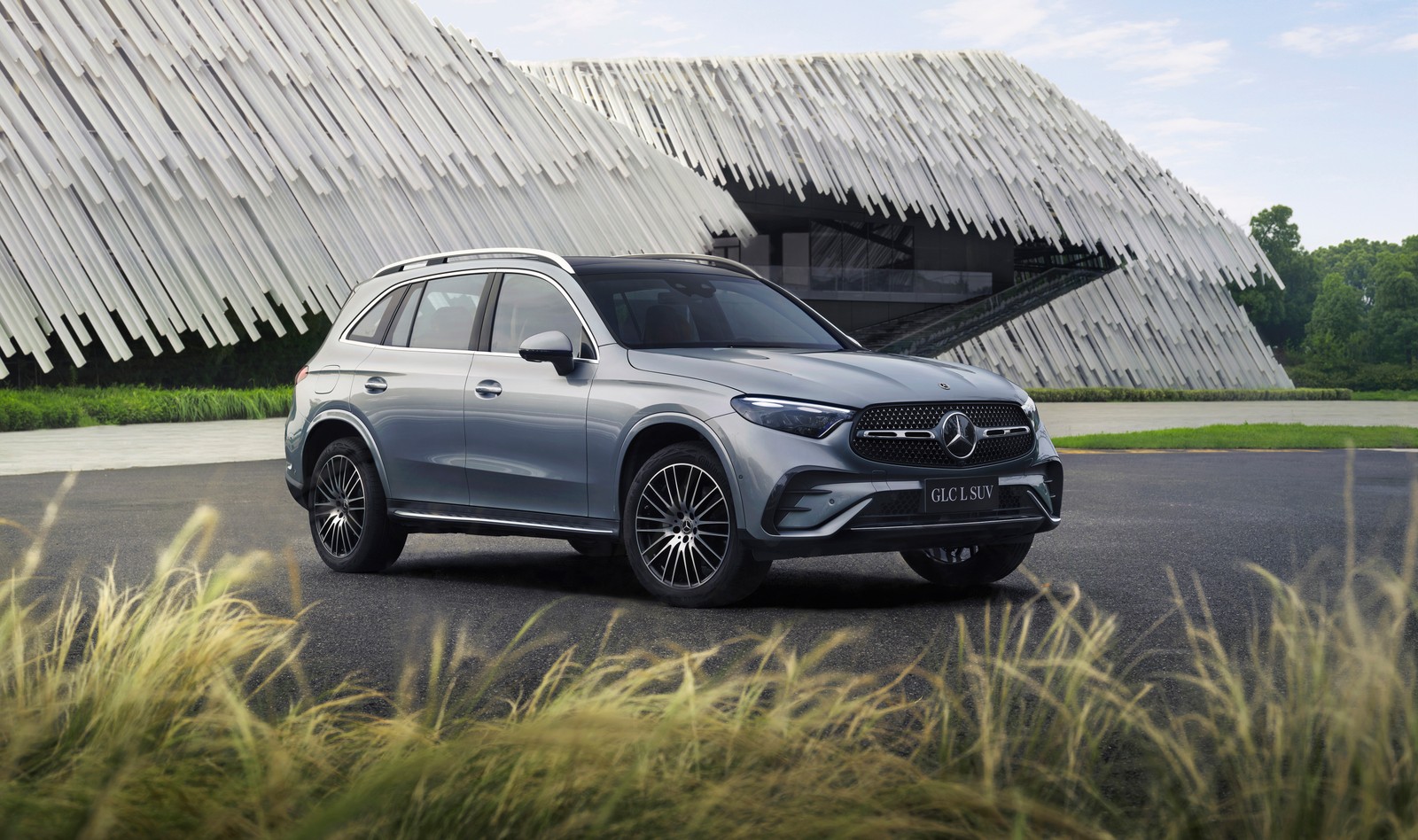 El mercedes gle suv estacionado frente a un edificio (mercedes benz glc 300, línea amg, 5k, 2023, coches)