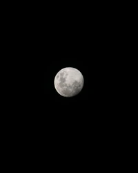 Luna de cosecha iluminando el cielo nocturno