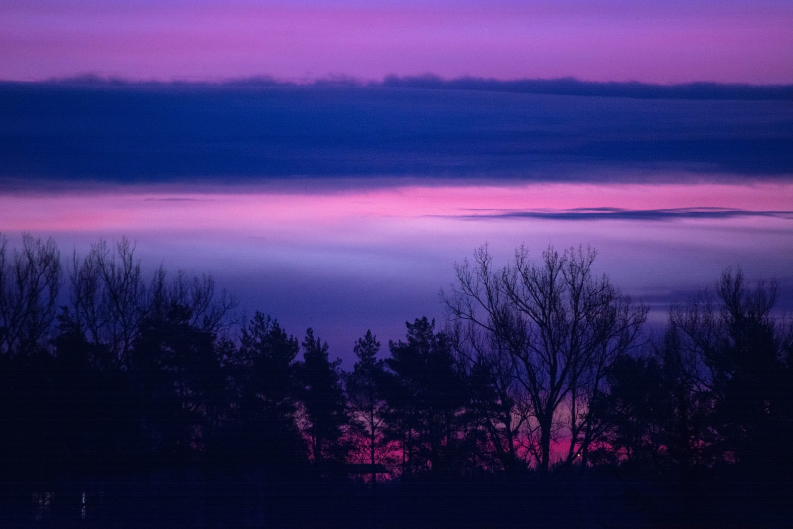 Vue d'un coucher de soleil avec un ciel rose et violet (coucher de soleil, nature, violet, horizon, bleu)