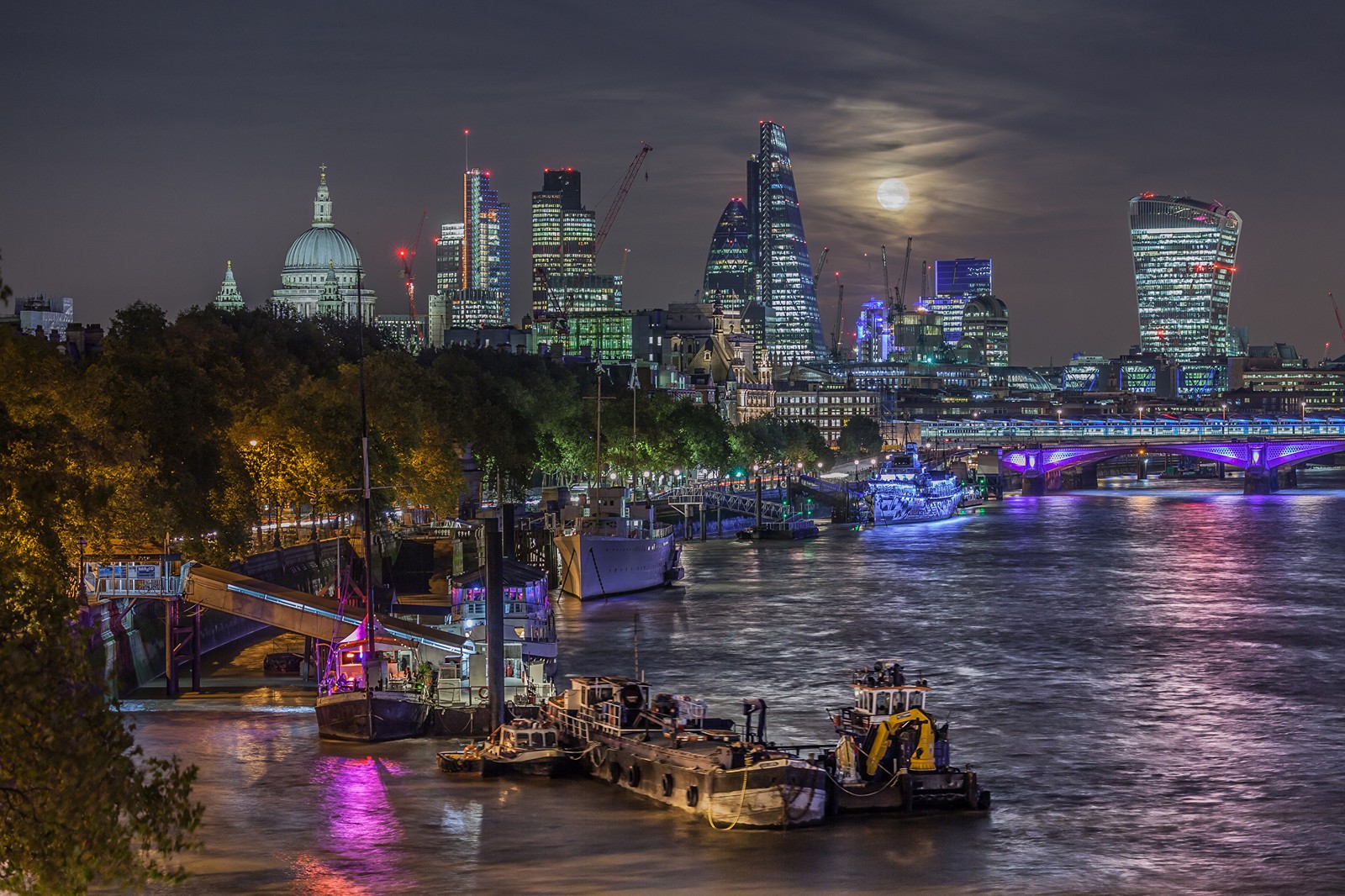 Vista de um horizonte da cidade com um rio e barcos (londres, london, noite, paisagem urbana, cidade)